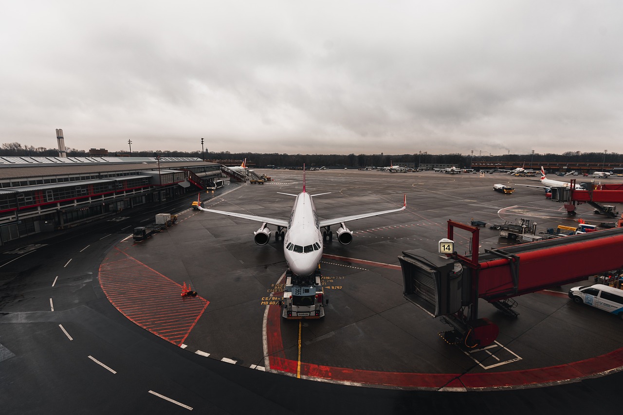 공항 활주로와 항공기 전경